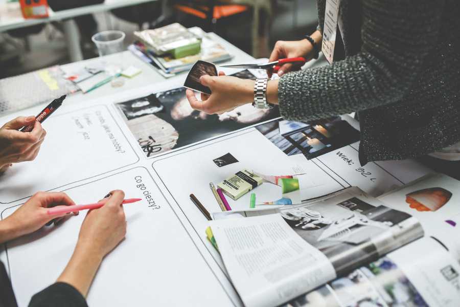 Groupe co réalisant un document sur une table